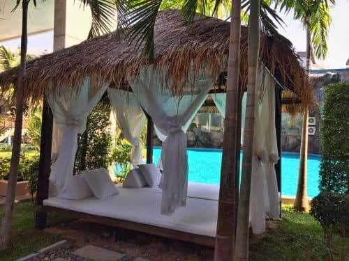 Apartment with Pool View