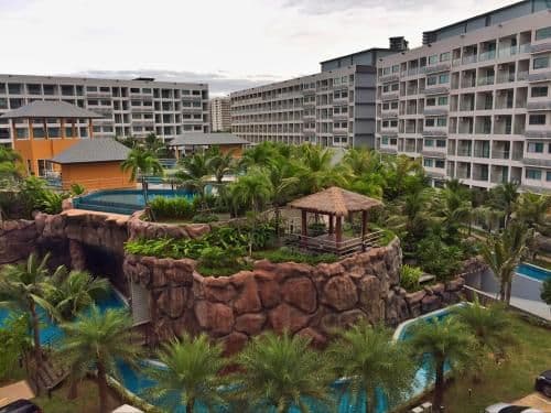Apartment with Pool View