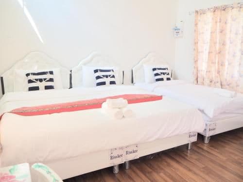 Deluxe Room (2 Adults + 1 Child)