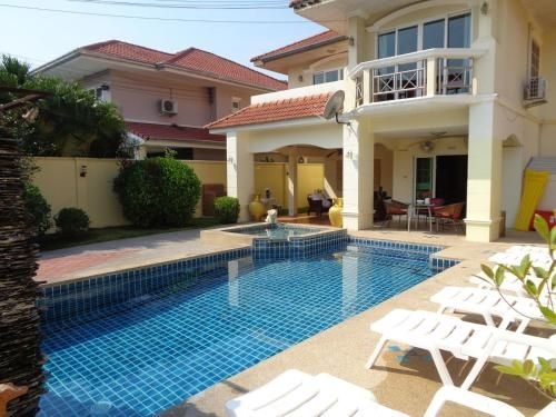 4 bedroom villa private pool central Pattaya 15 min away0