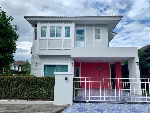 Modern and Comfortable Jinbei Villa 2830