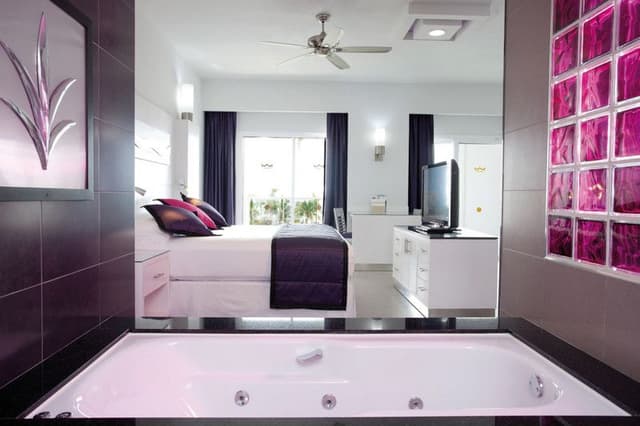 SUITE WITH JACUZZI