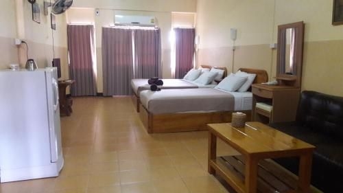 Funky Monkey Guesthouse & Tours1