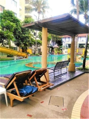 Apartment with Pool View