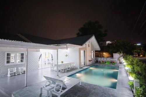 Cozy Pool Villa0