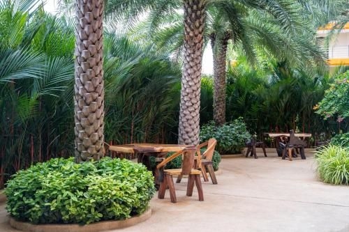 Spacious Beachfront Apartment with Pool Access3