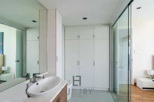 Modern 2 Bedroom Condo MR Modern 2 Bedroom Condo MR