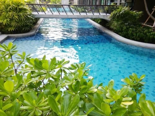 Apartment with Pool View