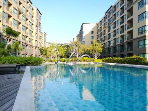 Apartment with Pool View