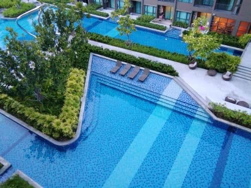 Apartment with Pool View