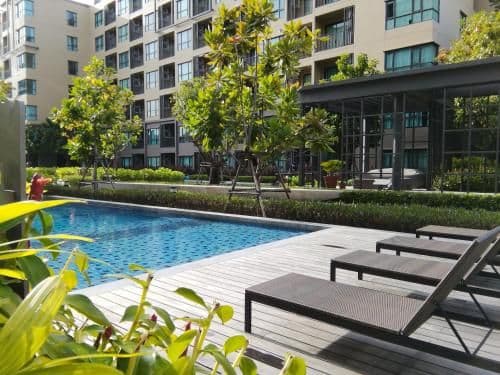 Apartment with Pool View