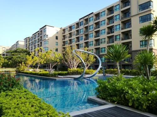 Apartment with Pool View