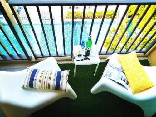 Apartment with Pool View