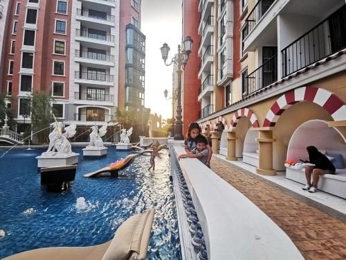 Espana Condo1
