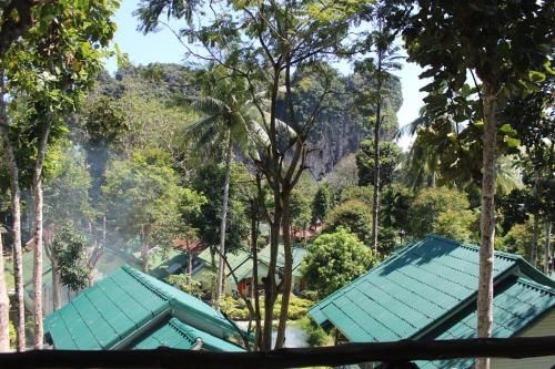 ชิลเอาต์ บาร์ แอนด์ บังกะโล (Chill Out Bar and Bungalows)1