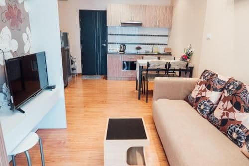 Apartment with Mountain View