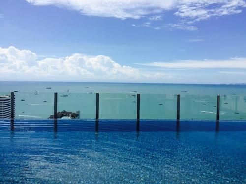 Pattaya Beach Sea View Rooftop Pool Resort3