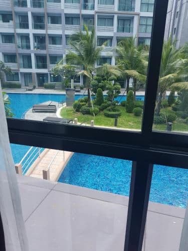 Apartment with Pool View