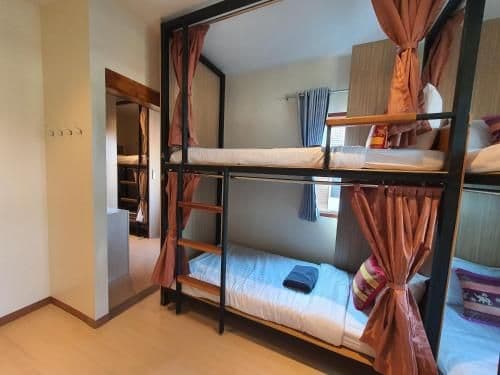 Family Room (8 Adults) with Shared Bathroom