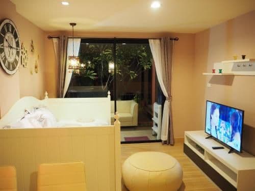 Apartment with Pool Access