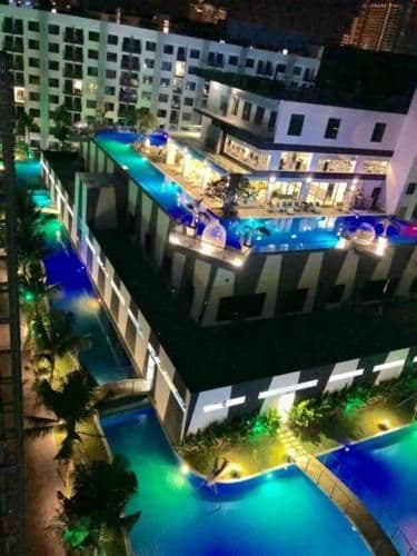 Apartment with Pool View