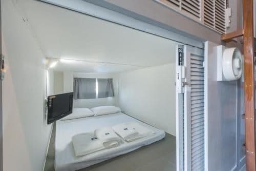 Double Capsule Bed with Window
