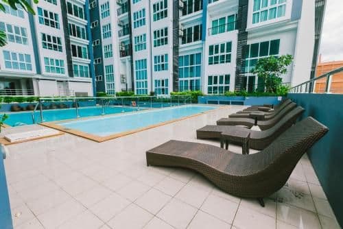 Apartment with Pool View