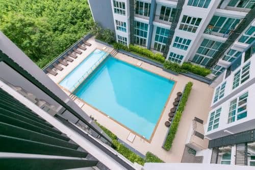 Apartment with Pool View