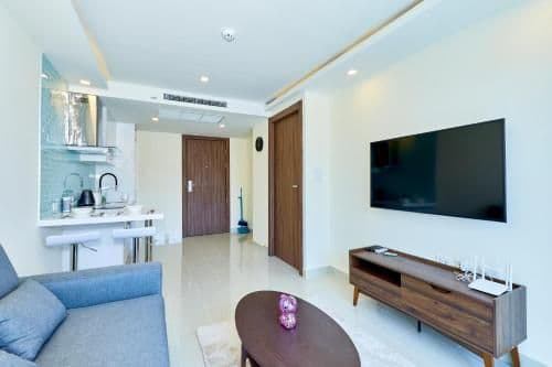 Apartment with Pool View