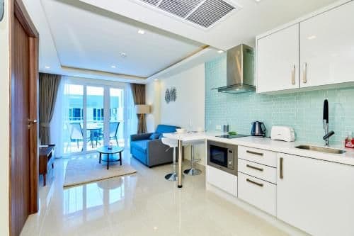 Apartment with Pool View