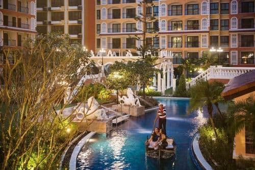 Apartment with Pool View