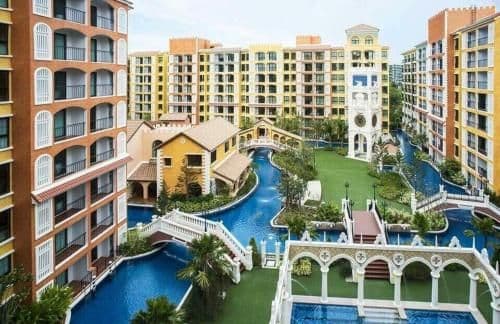 Apartment with Pool View