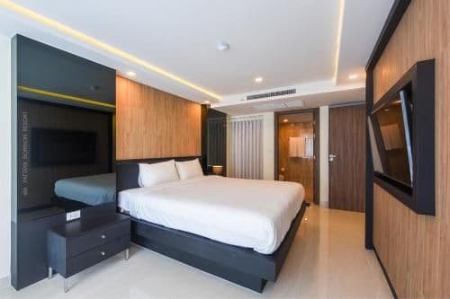 Apartment with Pool View
