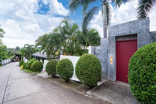 3-4 bedrooms villa in secure estate in 2km from Nai Harn beach2