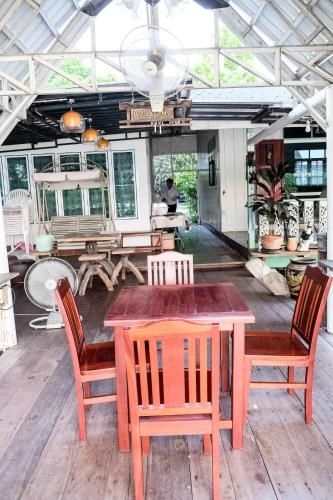 Ruen Yim Homestay Amphawa1