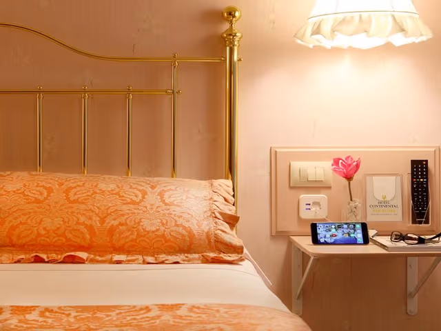DOUBLE WITH DOUBLE BED