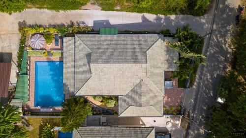 Private Poolvilla mit Wasserfall2