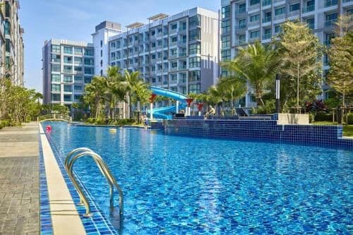 Apartment with Pool View