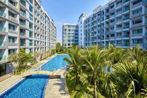 Apartment with Pool View