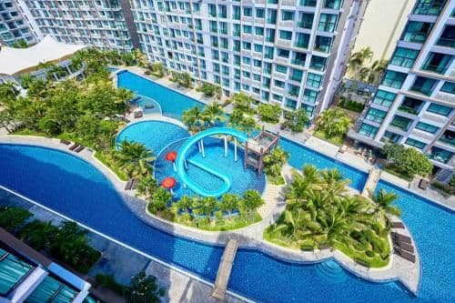 Apartment with Pool View