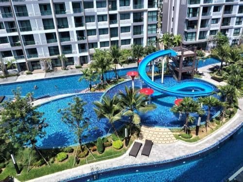 Apartment with Pool View