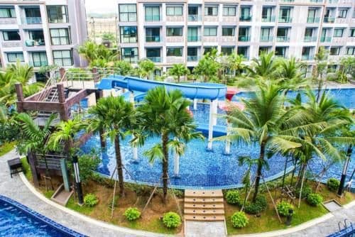 Apartment with Pool View