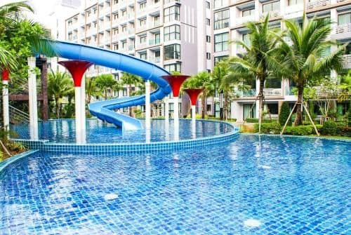 Apartment with Pool View