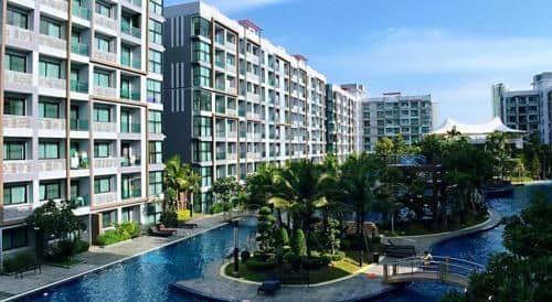 Apartment with Pool View