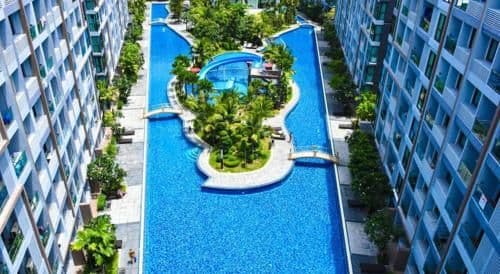 Apartment with Pool View