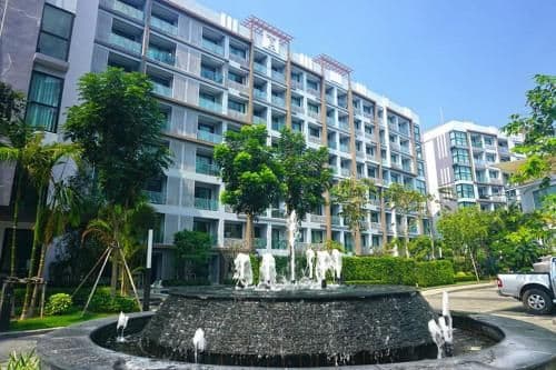 Apartment with Pool View