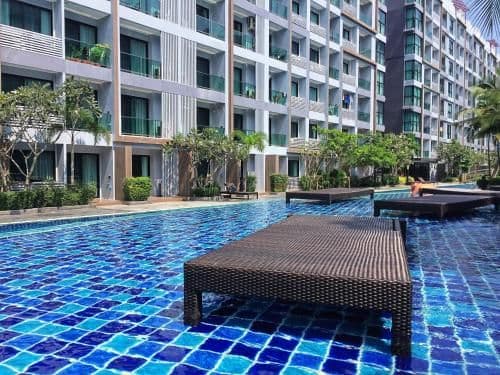 Apartment with Pool View