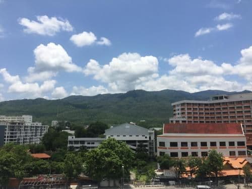 Apartment with Mountain View