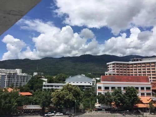 Apartment with Mountain View