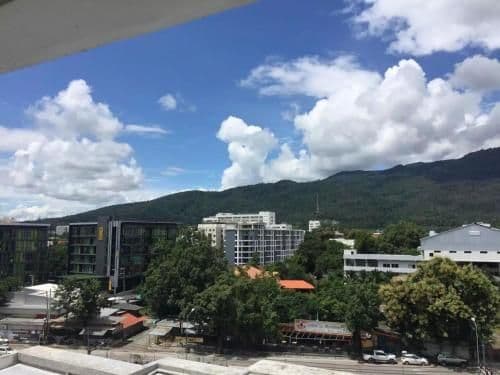 Apartment with Mountain View